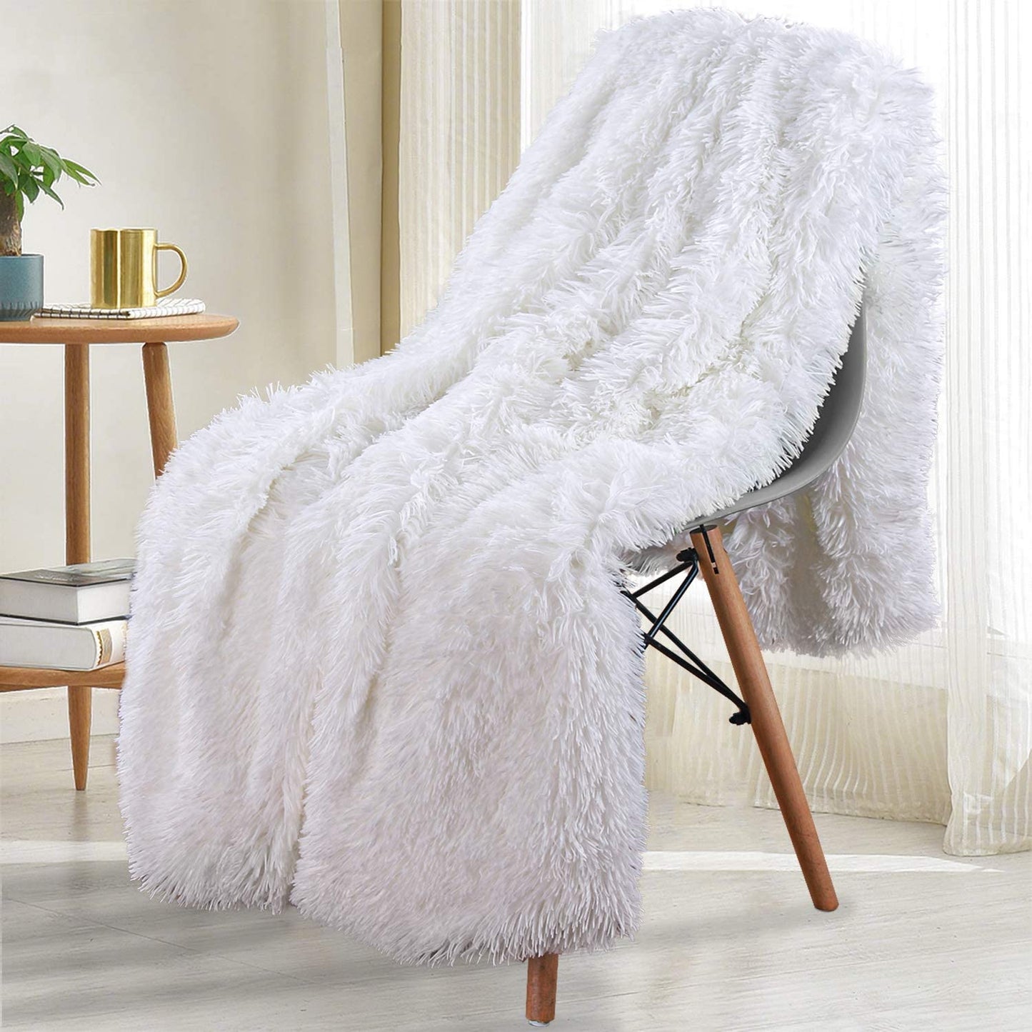 Thickened Fluffy Blanket Warm winter Bedspread on the bed