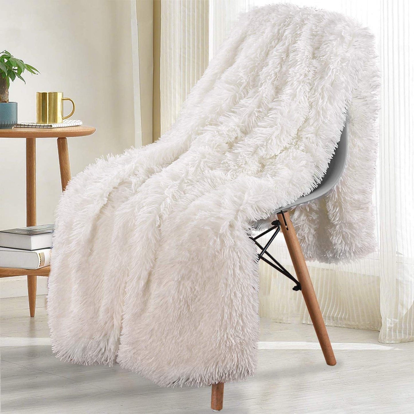 Thickened Fluffy Blanket Warm winter Bedspread on the bed